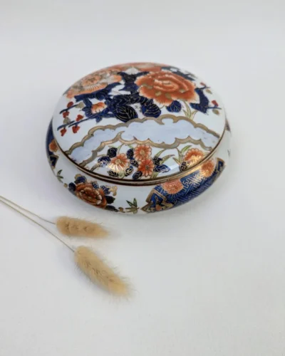 Boîte ancienne japonaise en porcelaine, décor asiatique floral et doré