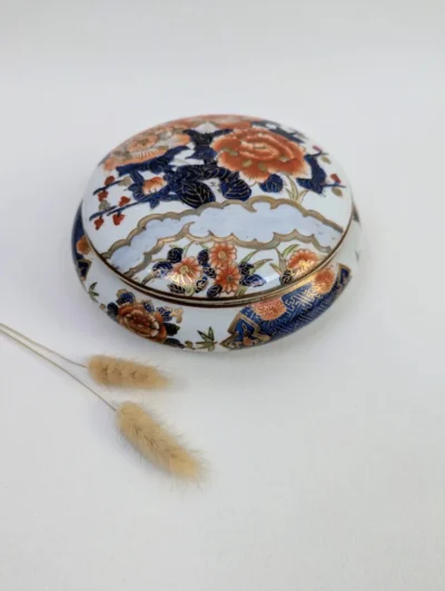Boîte ancienne japonaise en porcelaine, décor asiatique floral et doré