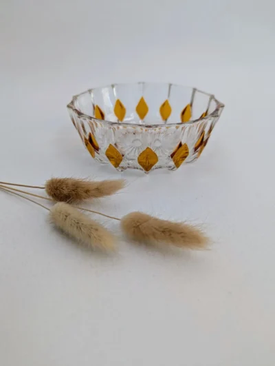 Coupelle vintage en cristal facetté couleur ambre, vide-poche géométrique années 60-70.