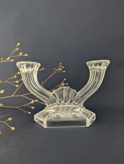 Bougeoir Art Déco double flambeau en cristal moulé transparent, design géométrique années 30 avec base stable pour deux bougies cierges.