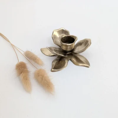 petit bougeoir en laiton doré en forme de fleur de lotus