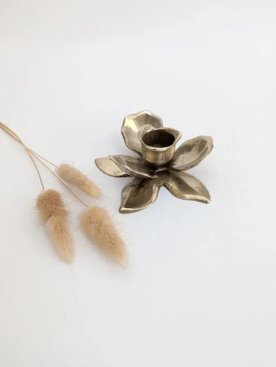 Bougeoir doré fleur de lotus en laiton vintage, petit chandelier floral décoratif, objet de caractère laiton massif patiné.