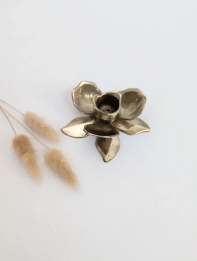 Bougeoir vintage en laiton doré en forme de fleur de lotus avec pétales mobiles et ciselés.
