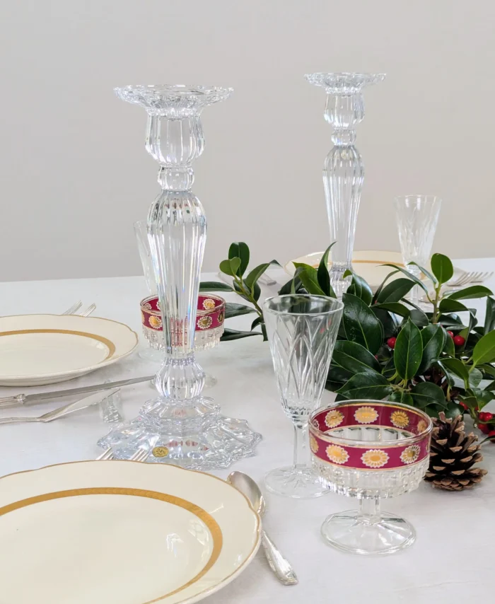 mise en scène table de Noël bougeoirs en cristal de bohème flambeau