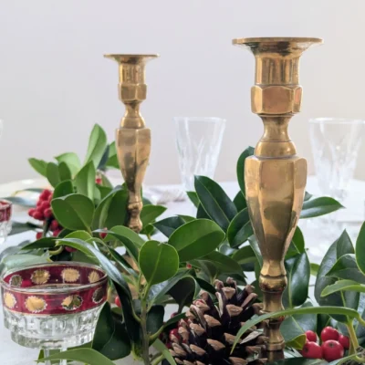 mise en scène table de Noël Bougeoirs vintage en laiton dorés
