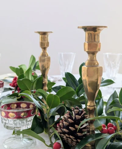 mise en scène table de Noël Bougeoirs vintage en laiton dorés