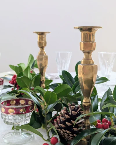 mise en scène table de Noël Bougeoirs vintage en laiton dorés