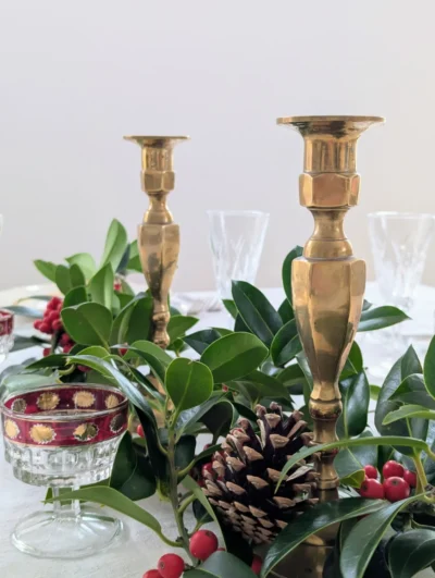 mise en scène table de Noël Bougeoirs vintage en laiton dorés