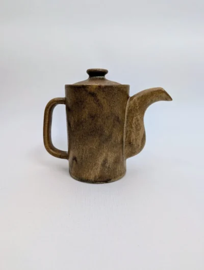 Cafetière vintage en grès brut pyrité marron style artisanal Villa Brieg art de la table