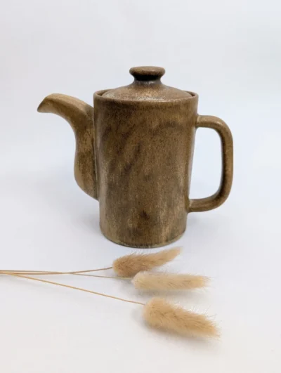 Cafetière vintage en grès marron mat au design sculptural, céramique artisanale brute style rustique et minimaliste.