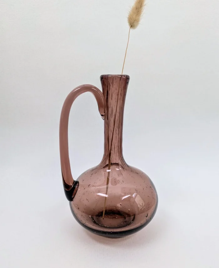 Carafe en verre soufflé bullé de la verrerie de Biot couleur prune