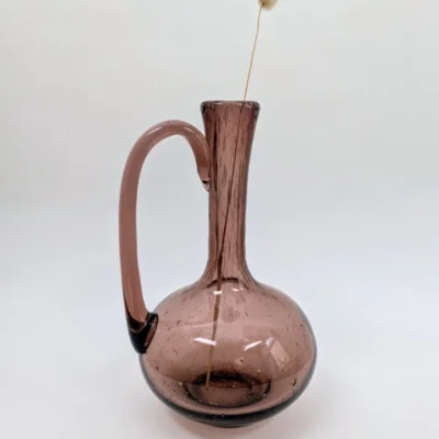 Carafe en verre soufflé bullé de la verrerie de Biot couleur prune