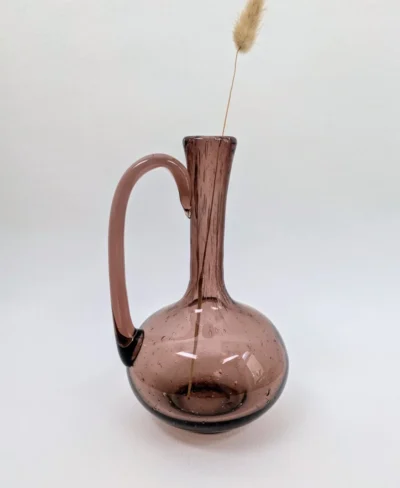 Carafe en verre soufflé bullé de la verrerie de Biot couleur prune