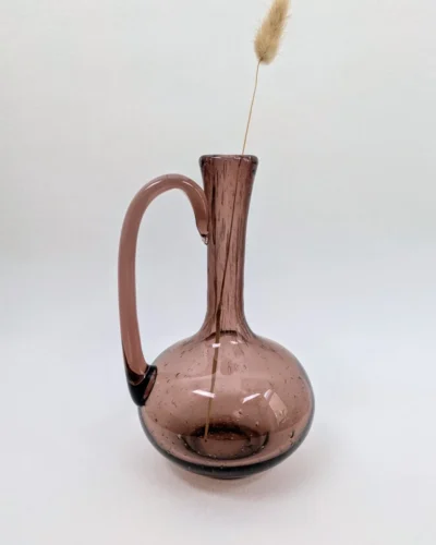 Carafe en verre soufflé bullé de la verrerie de Biot couleur prune