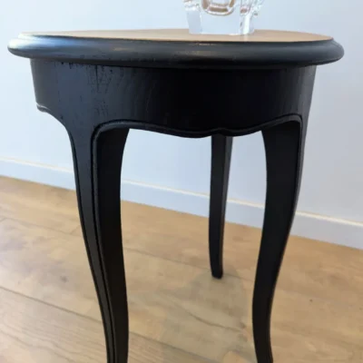 Console d’entrée ronde vintage en bois noir avec plateau bois naturel et pieds fuselés, style élégant et décoratif.