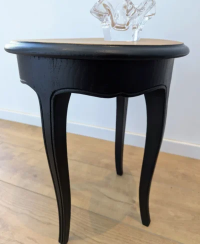 Console d’entrée ronde vintage en bois noir avec plateau bois naturel et pieds fuselés, style élégant et décoratif.