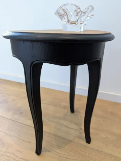 Console d’entrée ronde vintage en bois noir avec plateau bois naturel et pieds fuselés, style élégant et décoratif.