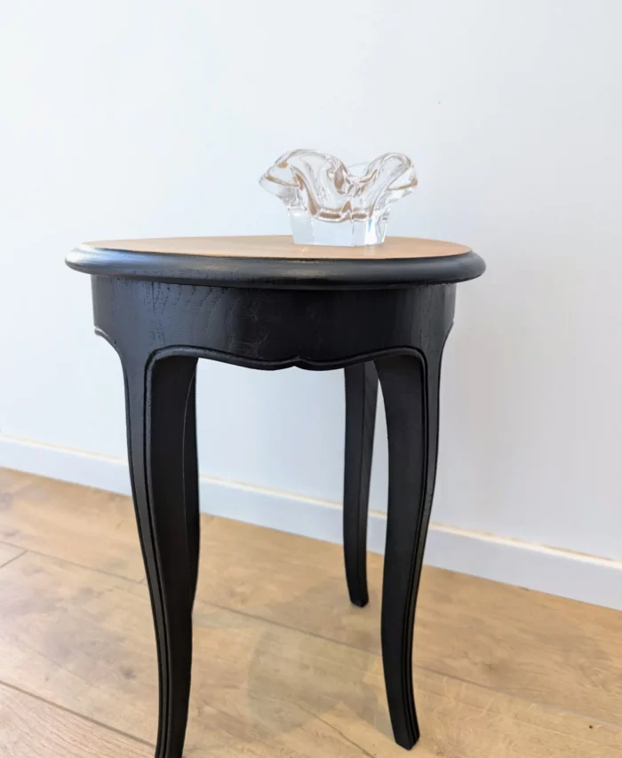 meuble de type console à 4 pieds relooké en noir et bois brut