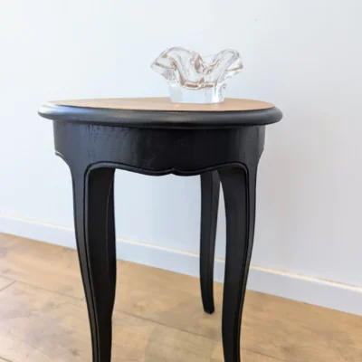 meuble de type console à 4 pieds relooké en noir et bois brut