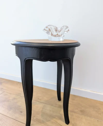 meuble de type console à 4 pieds relooké en noir et bois brut