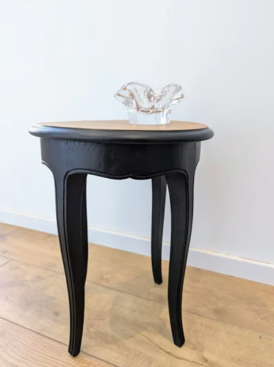 Console ronde vintage avec plateau en bois brut et pieds fuseaux noirs mats, hauteur 46 cm, style bicolore élégant.