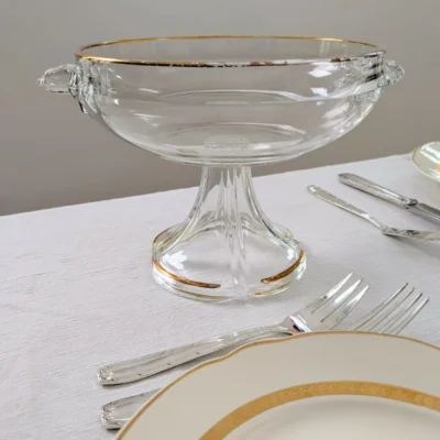 coupe ancienne en verre art nouveau liseré doré sur table de noel