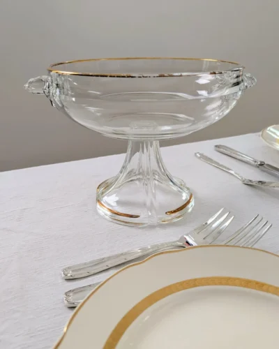 coupe ancienne en verre art nouveau liseré doré sur table de noel