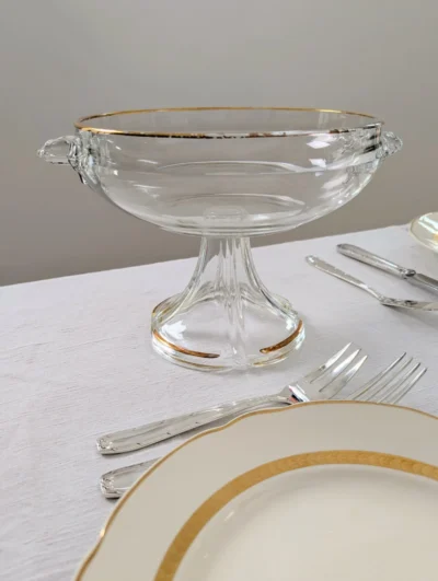 coupe ancienne en verre art nouveau liseré doré sur table de noel