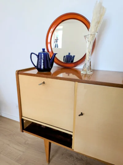Miroir rond vintage plexiglas orange pose sur buffet bois retro ambiance Space Age Villa Brieg