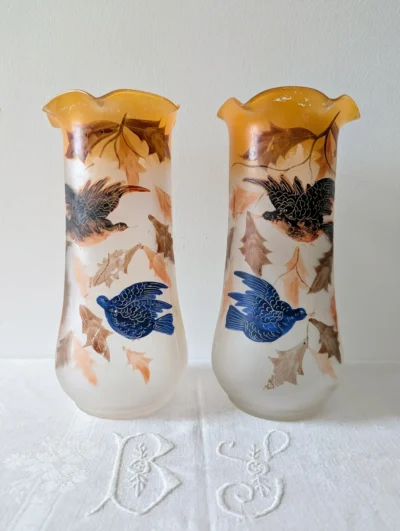 Duo vases Art Nouveau anciens en verre dépoli avec décor émaillé d'oiseaux et fleurs bleues, catégorie Vases et Céramiques Villa Brieg.