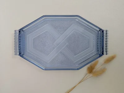 Plateau verre bleu Art Déco, motifs géométriques et lignes symétriques des années 30.