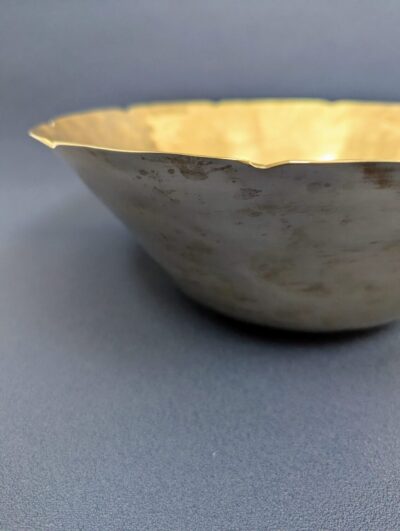 Grande coupe ou saladier en laiton doré avec finition martelée artisanale et reflets brillants