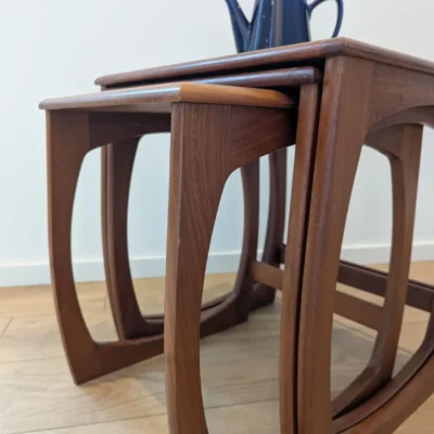 Trio de tables gigognes vintage en teck, design scandinave des années 60 avec piètement traîneau.
