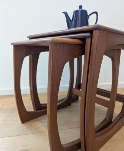 Trio de tables gigognes vintage en teck, design scandinave des années 60 avec piètement traîneau.