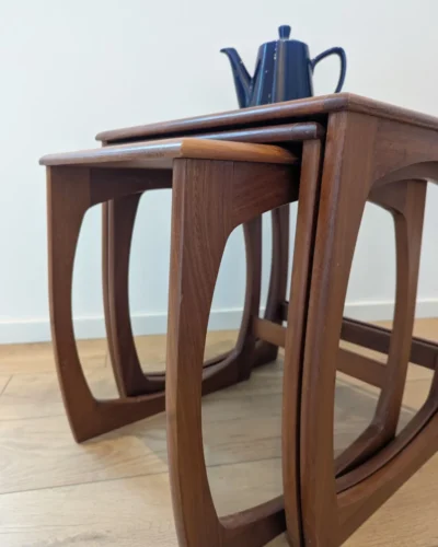 Trio de tables gigognes vintage en teck, design scandinave des années 60 avec piètement traîneau.