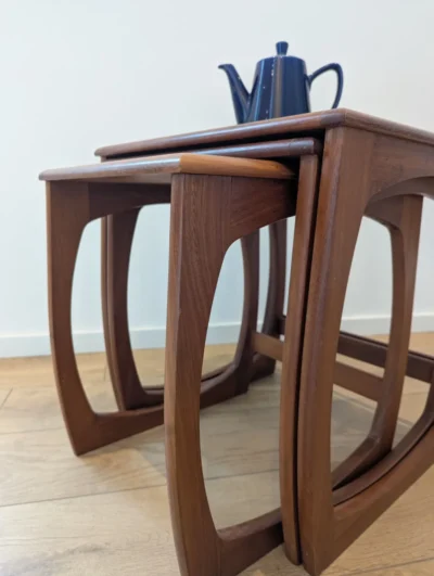 Trio de tables gigognes vintage en teck, design scandinave des années 60 avec piètement traîneau.