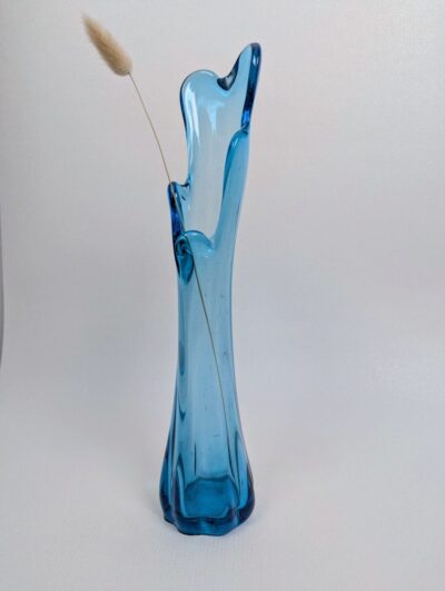 Vase en verre soufflé bleu vintage élancé avec graminée séchée, sélectionné par Villa Brieg - Vue de face sur fond blanc