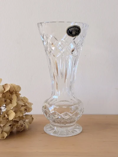 Vase vintage en cristal de Bohème ciselé à la main, cristal au plomb 24 % années 70, design géométrique et éclat transparent.