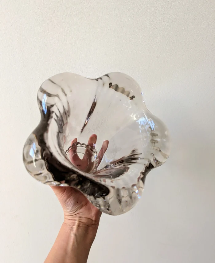 détails vase en cristal fumé forme corolle