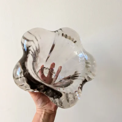 détails vase en cristal fumé forme corolle