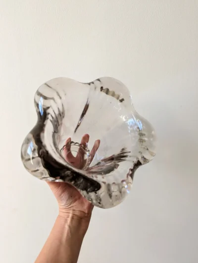 détails vase en cristal fumé forme corolle