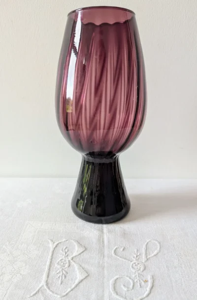 Vase Empoli vintage en verre soufflé violet sur pied torsadé