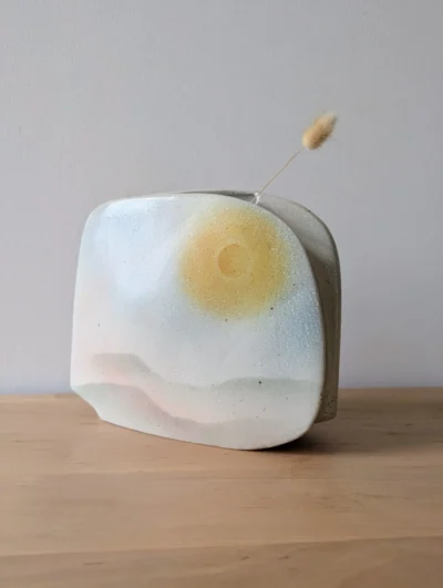 Vase Virgule en porcelaine blanche Virebent, design sculptural français des années 70-80, forme asymétrique épurée avec décor peint abstrait.