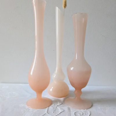 trio de vases en opaline rose vintage