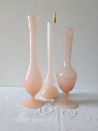 Trio de vases anciens en opaline rose poudré vintage, ensemble décoratif satiné de différentes hauteurs.
