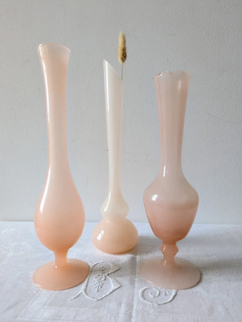 Trio de vases en opaline rose gorge de pigeon - Collection Villa Brieg