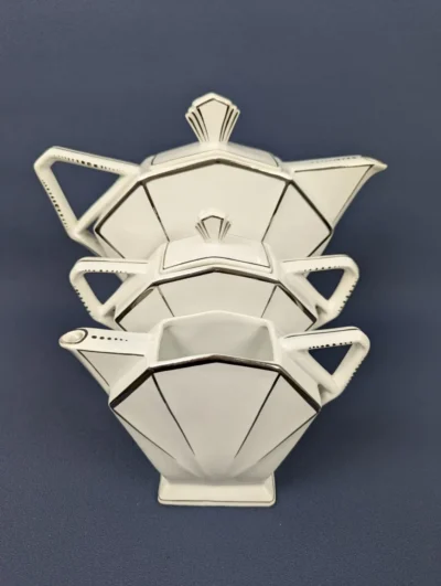Détail de la signature FT sur le revers d'une tasse en porcelaine Art Déco jaune et noire