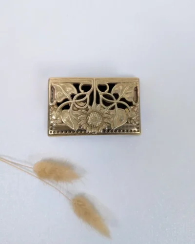 Charmante boîte à timbres ancienne en bronze Art Nouveau