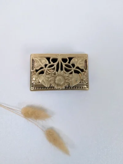 Boîte rectangulaire en bronze doré de style Art Nouveau avec couvercle ajouré aux motifs floraux et végétaux.