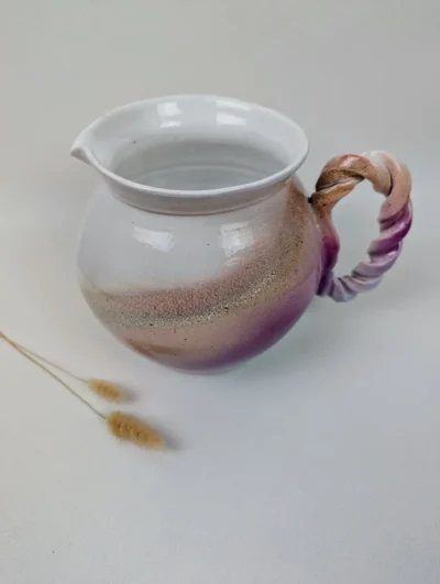 Broc en céramique vintage violet avec anse torsadée, pichet artisanal dégradé mauve et prune.